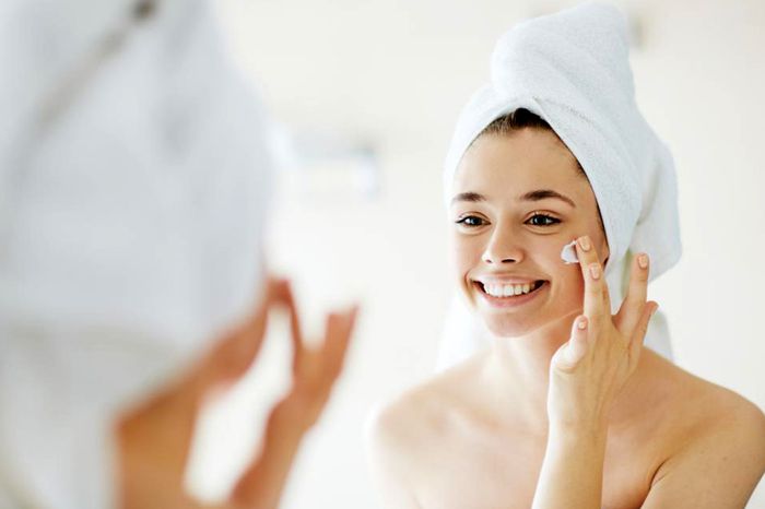 تكمن أهمية وضع الكريمات بعد الاستحمام لحماية الجلد من الجفاف وترطيبة